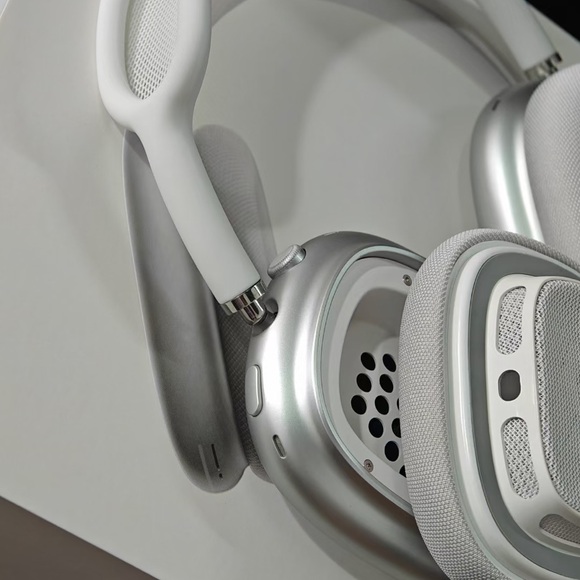 Apple AirPods Max in White with Case usb-c - Picture 5 of 6